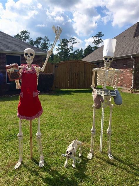 Keeping Up With The Bones Hilarious Halloween Decorations Keep Texas