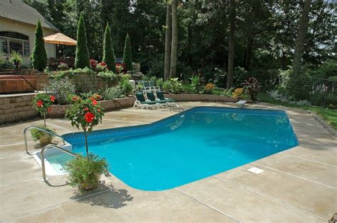 So lay back as you enjoy your sunny afternoons. Amazing lazy l swimming pool ideas (14) | Swimming pools ...