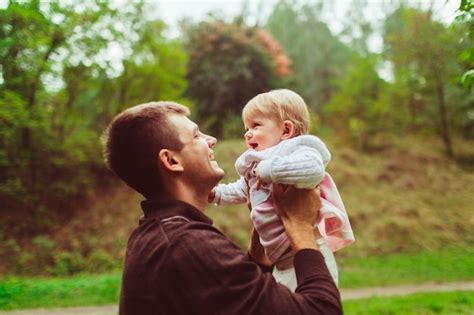 Vater hält sein baby in seinen armen | Premium-Foto