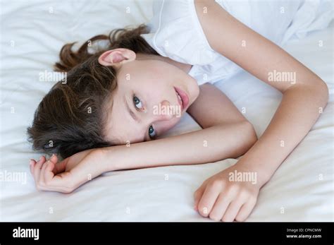 Preteen Girl Lying On Bed Banque Dimage Et Photos Alamy