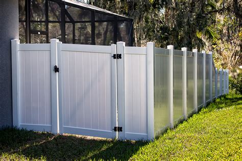 For a more accurate estimate of how much your specific vinyl fencing project will cost, figure out how many linear feet of fence you need and multiply that number by the national average rate of $28 per linear foot. Vinyl Fence Installation |Companies | Vinyl Fence Cost