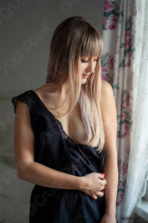Blond Meisje Met Zwarte Lingerie Blote Borst Stockfoto