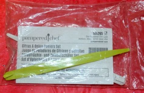 Pampered Chef 100265 Citrus And Onion Peelers 2 Piece Set Green And White