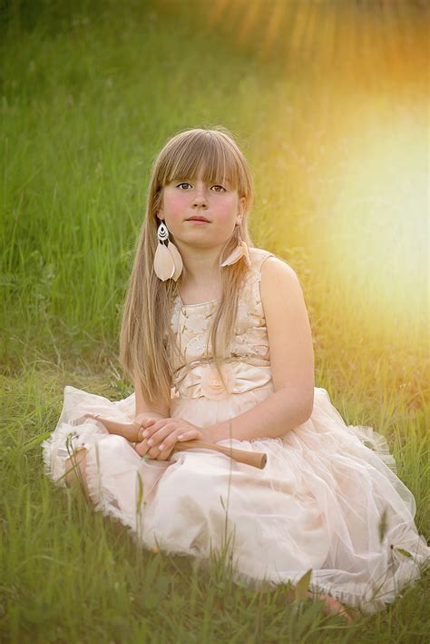 무료 이미지 자연 잔디 사람 소녀 여자 사진술 목초지 꽃 모델 로맨스 어린이 인간의 레이디 신부 드레스 피부 아름다움 아웃 플루트 사진