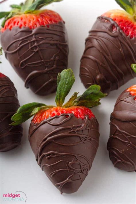 Easy Chocolate Covered Strawberries • Midgetmomma