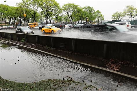 Heavy Rains In New York Area Produce Flash Floods Daily Mail Online