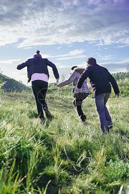 三个年轻的朋友在草地上奔跑高清图片下载 正版图片501841198 摄图网