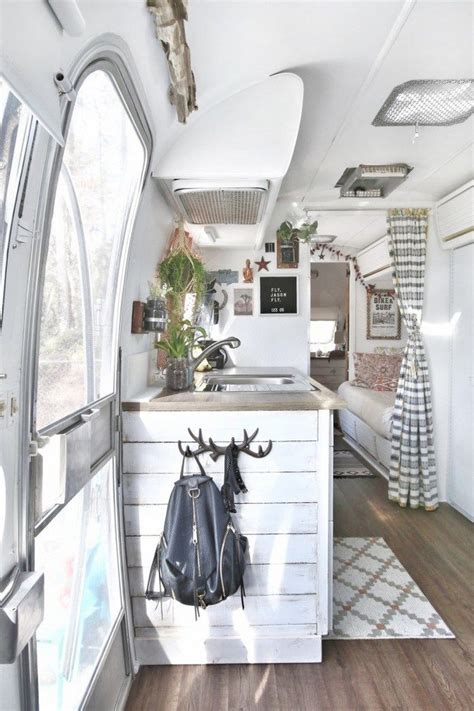 35 Stylish And Gorgeous Airstream Interior Design Ideas That Will Keep