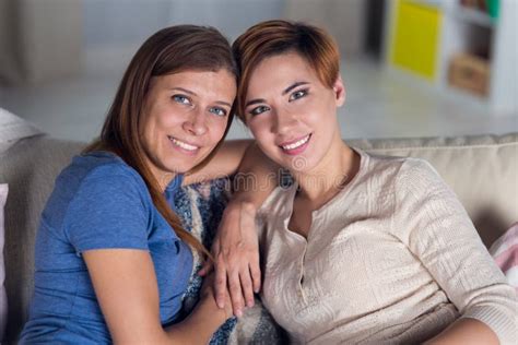 Deux Femmes Lesbiennes Sexy Avec Le Vin Rouge Photo Stock Image Du