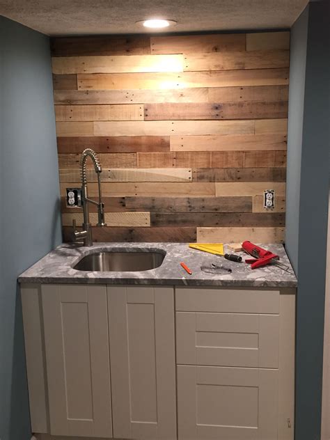 Wooden kitchen backsplashes are a chic and very creative idea to rock, it's a fantastic way to stand out with the backsplash and create an amazing look. Pallet wood back splash | Wood kitchen backsplash, Pallet ...