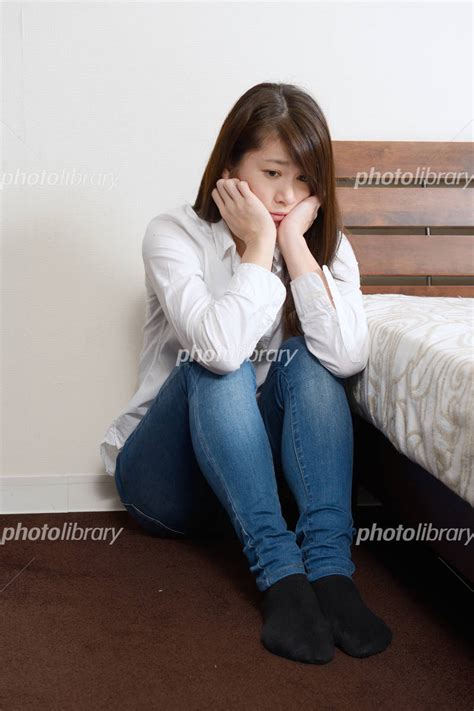 浮かない顔でベッドのわきに座る女性 写真素材 [ 3043289 ] フォトライブラリー photolibrary free download nude photo gallery