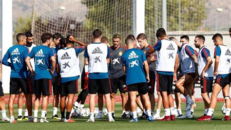 Camiseta inglaterra mundial 2014 es seleccion escote en forma de v blanco , rayas verticales aparecen en la camiseta de inglaterra. Los dorsales de los convocados en la selección española de ...