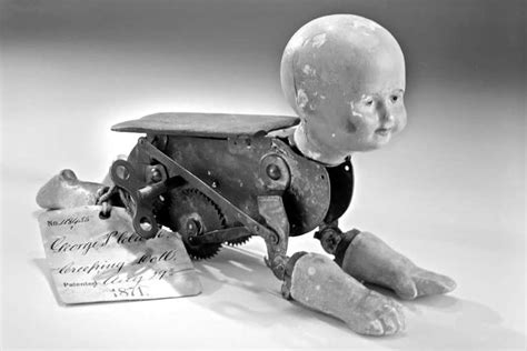 Un juego fatal, un juego enfermizo, una lucha por sobrevivir, a costa de lo que sea. Mechanical crawling baby - patent applied for in 1871. | Bonecas assustadoras, Vintage ...
