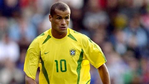 Pentacampeão, bola de ouro e melhor jogador do mundo em 1999. Official 2002 Brazil Shirt Signed by Rivaldo - CharityStars