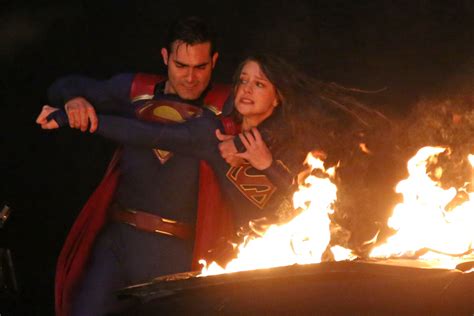 Supergirl スーパーガール Vs スーパーマン 、メリッサ・ブノワのカーラがビショ濡れになりながら、マン・オブ・スティールを相手の死闘に挑んだtvシリーズ「スーパーガール」の