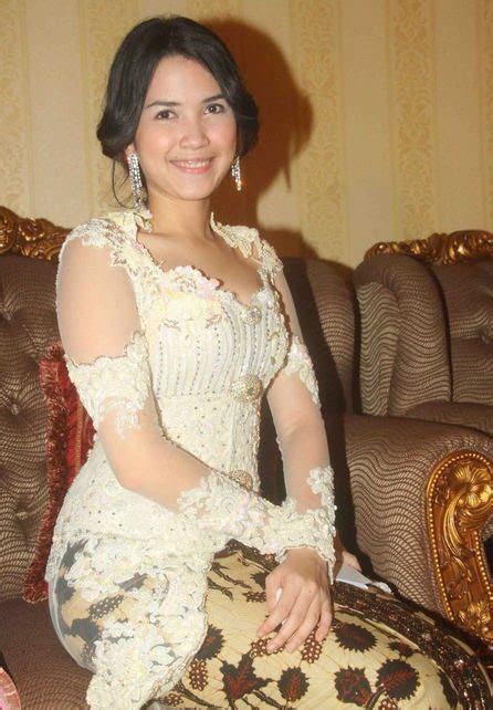 Dinda Kanya Dewi Sinetron Star Hobbies Kebaya Collection
