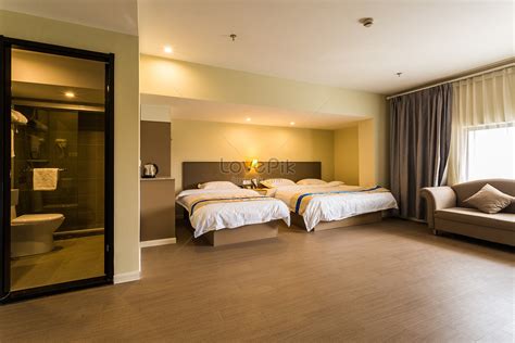 A spacious and comfortable hotel room photo image_picture free download ...