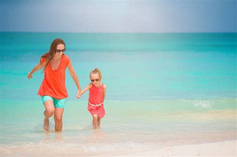 Hermosa Madre E Hija En La Playa Disfrutando De Las Vacaciones De