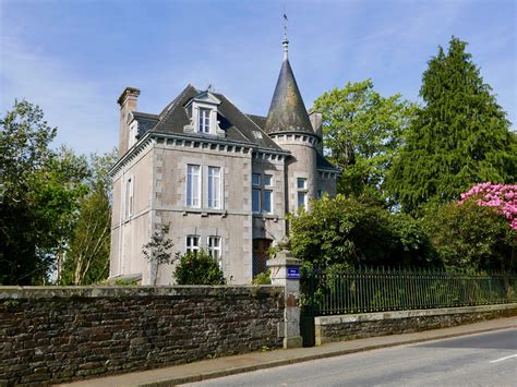 Château in a small village with amenities in Normandy | Suzanne in France