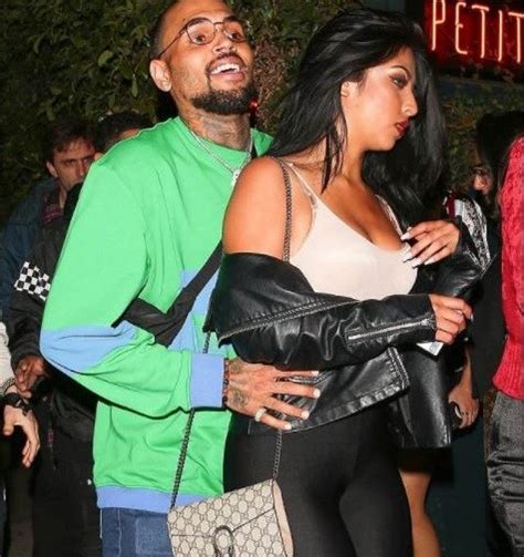 And the alleged victim told cops he smacked the back of her head so hard her weave came off!!! Chris Brown place ses mains autour de la taille d'une ...
