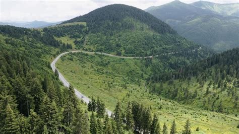 Pasul Prislop Un Drum Ireal De Frumos Cu Peisaje De Basm între Două