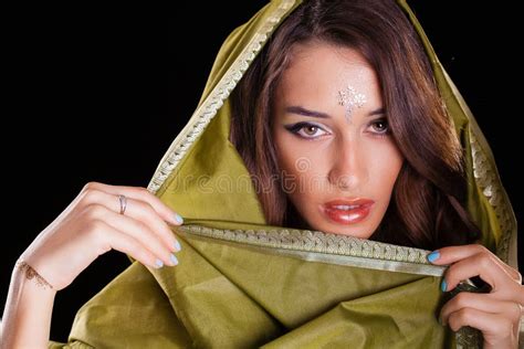 Het Mooie Portret Van De Manier Indische Vrouw Met Oosterse Toebehorenoorringen Arabisch Meisje