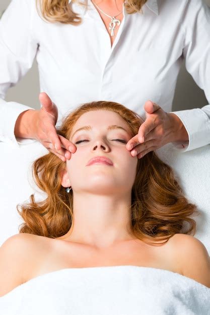 Premium Photo Wellnesswoman Getting Head Massage In Spa