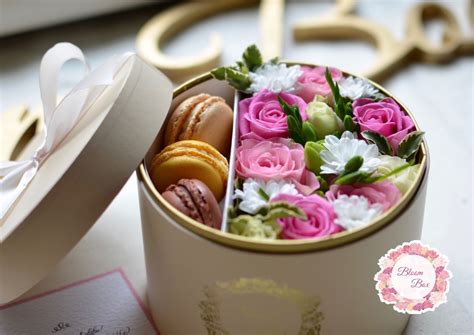 It is perfect for those occasions and moments in life when you want someone to know you are thinking of them. Gift boxes with fresh flowers and chocolate