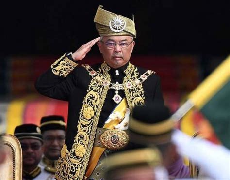 Seri paduka berdua menaiki funikular ke stesen atas puncak bukit bendera pada jam. PM congratulates Agong on birthday
