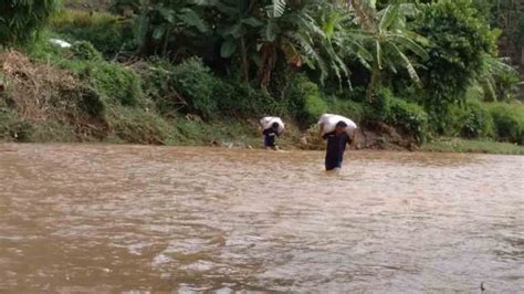 Tak hanya berperan menyediakan pasokan air bersih saja seperti daftar sungai terbesar di indonesia yang ada di atas. Tak Ada Jembatan, Petani di Bima Bertaruh Nyawa Seberangi ...