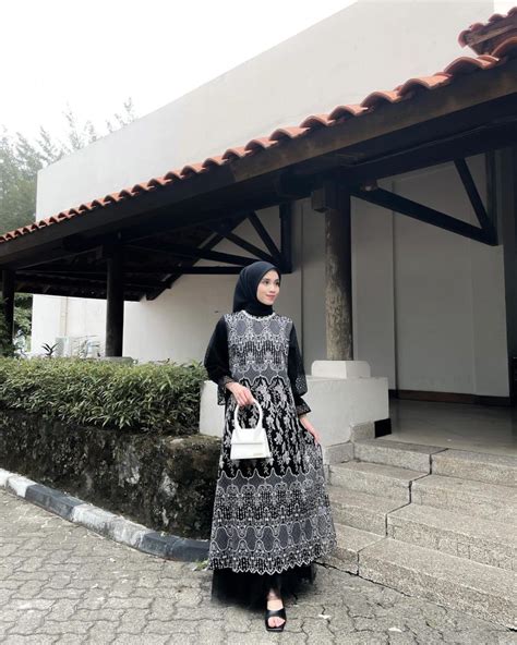 Pilihan Outfit Kondangan Kekinian Ala Vina Maulina Anggun