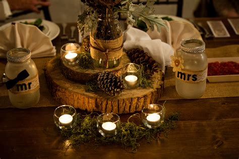 Need large rustic tree slice wood centerpieces for a wedding, here i make unfinished natural wood circles or wood slices with tree bark log discs for diy crafts for christmas, rustic wedding ornaments, or log disc centerpieces. Wood Slab Centerpieces with Pine Cones