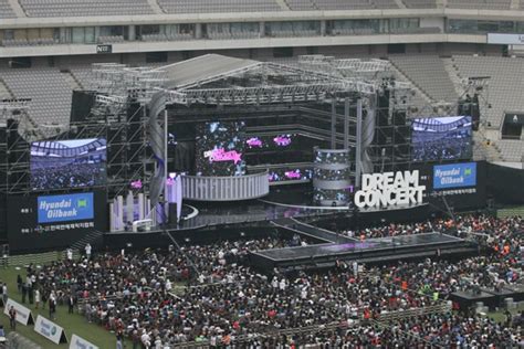 The shape of the stadium represents flight towards victory, and it combines the hopes of the world cup games and spirit and traditional culture of the. Rawr Korea: Dream Concert 2012 World Cup Stadium Seoul ...