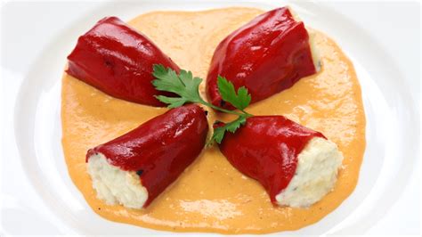 Hoy vamos a cocinar pimientos del piquillo rellenos, una receta elaborada pero sin mucha complicación. Receta de Pimientos del piquillo rellenos