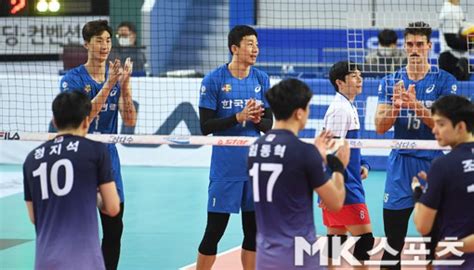 Never miss another show from 박철우. 박철우 `대한항공 승리에 축하의 박수` MK포토 - 매일경제