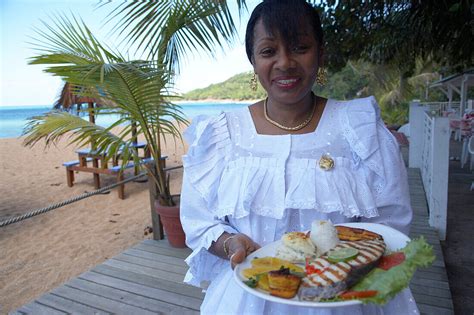 Woman Beach Resataurant Grilled Fish Bild Kaufen 70020724