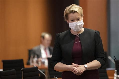 Er wird aus dem beamtenverhältnis entlassen. Ministerin Giffey will Berliner Bürgermeisterin werden