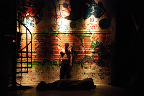 Simulacrum.) ► sustantivo masculino 1 acción o actividad simuladas con que se imita la manera de realizarse o desarrollarse las verdaderas, como preparación para una. laresentida.teatro: "SIMULACRO"