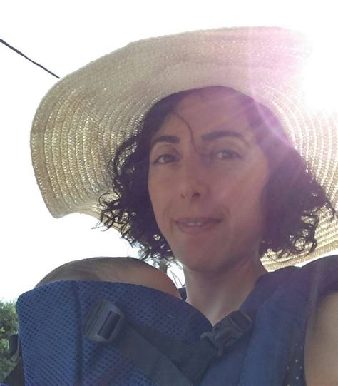 הדס הוכברג, ממקימי יער המאכל בקדרון, בהרצאה על יערות מאכל ים תיכוניים וכיצד הם יוצרים ביטחון תזונתי לצד שיקום אקולוגי hadas.hoc@gmail.com www.kidronfoodforest.com מתוך כנס יערות מאכל בסימן יערות מאכל. ארכיון מנחי דיפלומה - פרמקלצ'ר ישראל