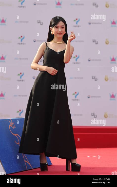 23rd de sep de 2022 s la actriz coreana kim so eun la actriz surcoreana kim so eun posa para