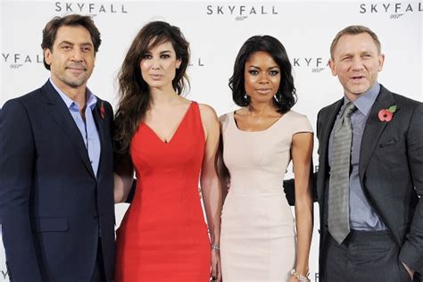 Daniel Craig Returns In New James Bond Film Skyfall