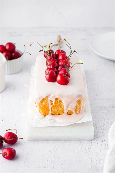 Dann die flüssige butter auf das mehl gießen, und mit einer gabel zu streuseln verrühren. Zitronenkuchen mit Kirschglasur & frischen Kirschen ...