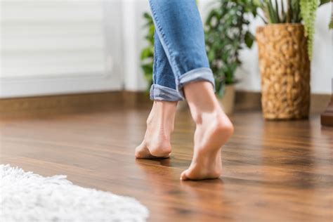 裸足で気持ちいいフローリングにするには？床の効果的な掃除方法 カジタク（イオングループ）