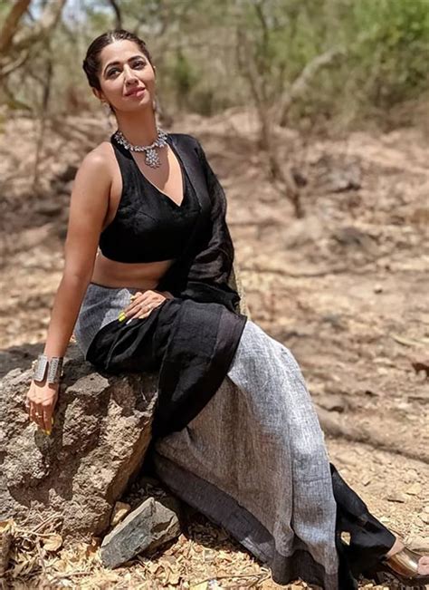 21 Hot Photos Of Ridhiema Tiwari In Saree Flaunting Her Sexy Midriff
