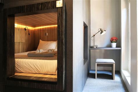 The pod also has clothing hangers and a locker to keep your valuable belongings. Cube Singapore | Dormitory room, Capsule hotel