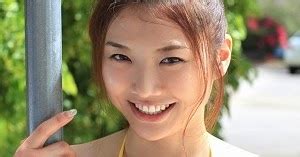 Hitomi Aizawa Pool Photoshoot Gravure Idol