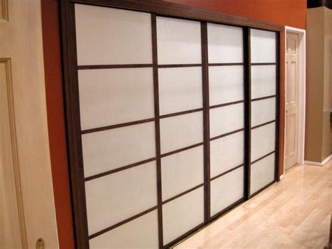 La découpe de plinthes en bois si nécessaire. Installer une porte de placard coulissante - ConsoBrico.com