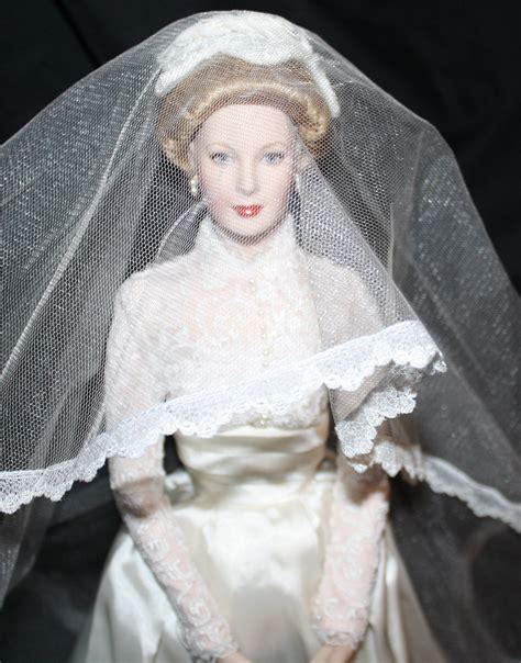 Princess Grace Kelly Heirloom Bride Porcelain Dollwstand Franklint Mint