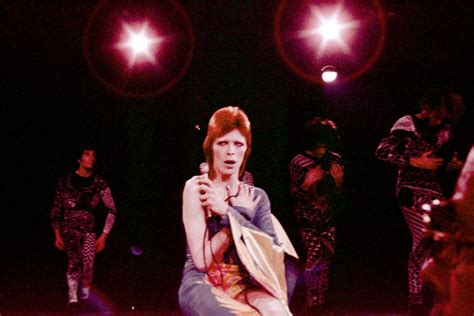 Diamondheroes Bowie Onstage Embracing His Ziggy Stardust Persona