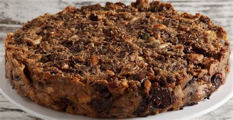Unisci lo zucchero, il cacao, il lievito pane degli angeli e l'uovo; Torta pane noci e cioccolato, la ricetta dolce col pane ...